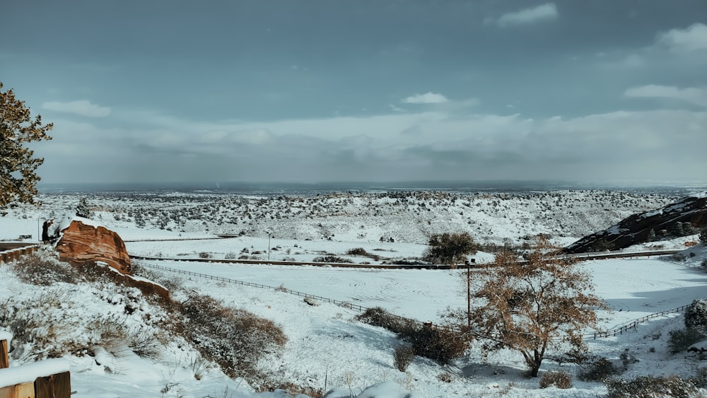 Campo cubierto de nieve bajo el cielo azul durante el día