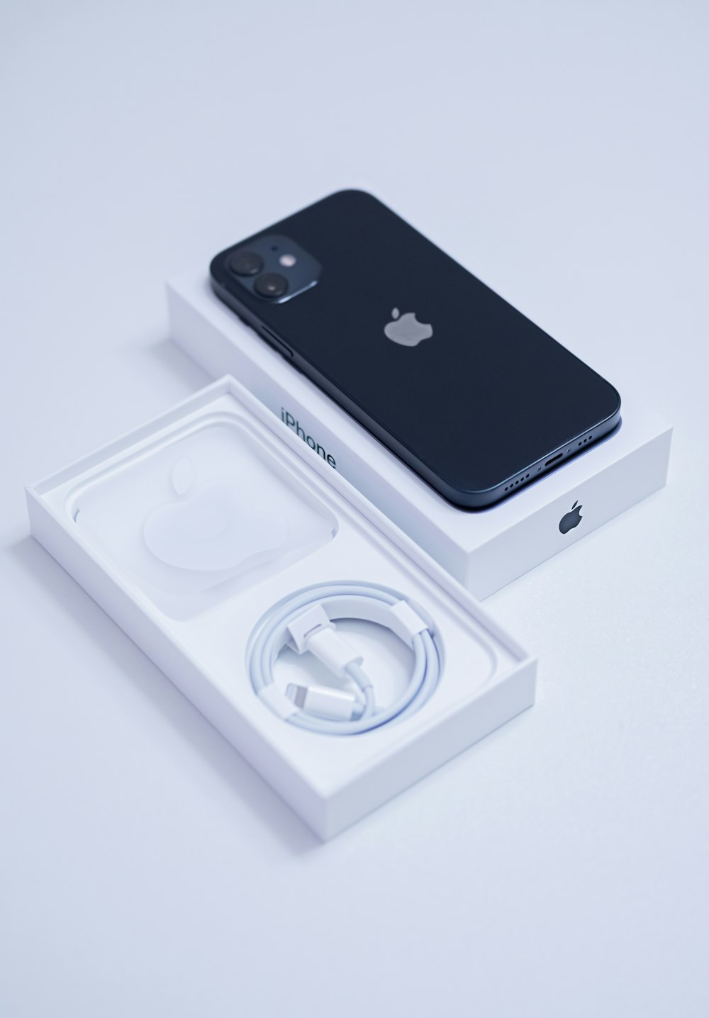 Schwarzes iPhone 7 auf weißer Box