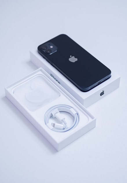 concept design iphone futuro con display curvo e corpo ultra sottile