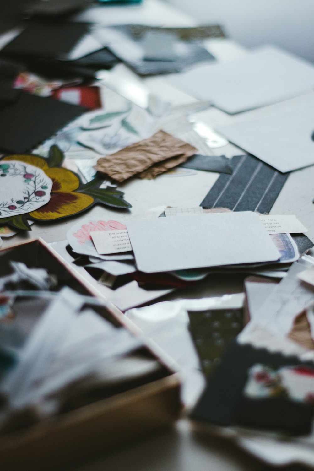 Weißes Druckerpapier auf weißem Druckerpapier