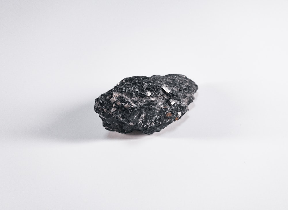 Fragment de pierre noir et blanc