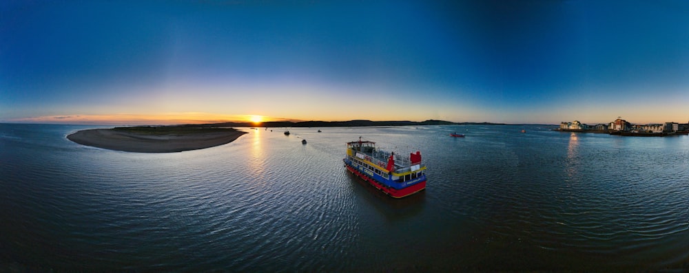 Bateau rouge et blanc sur la mer pendant la journée