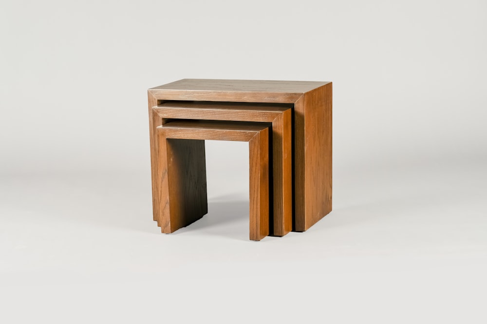 Table en bois marron sur fond blanc