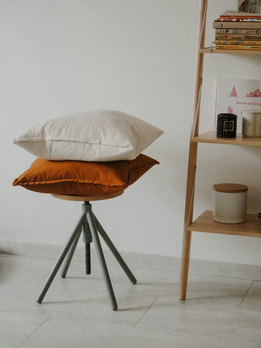 white round table with white round pillow