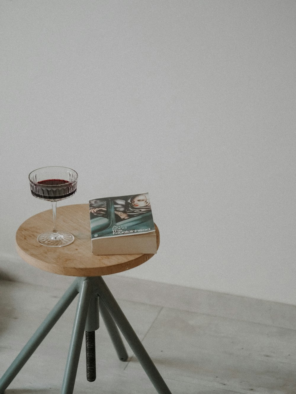 2 Weingläser auf braunem Holztisch