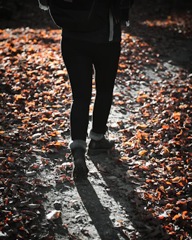 Pessoa caminhando em um ambiente tranquilo enquanto organiza pensamentos e busca clareza mental