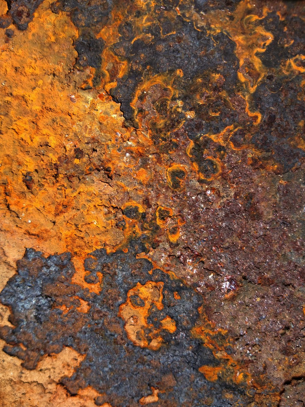 Fragmento de piedra marrón y negra
