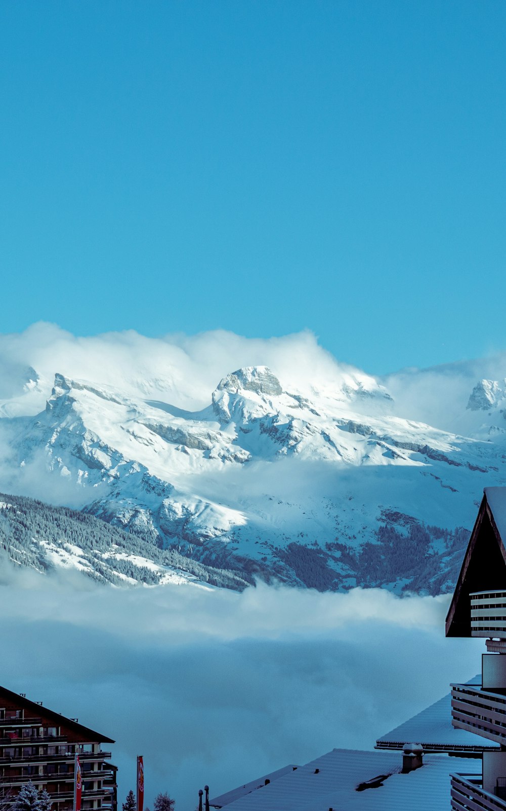 montanha coberta de neve sob o céu azul durante o dia