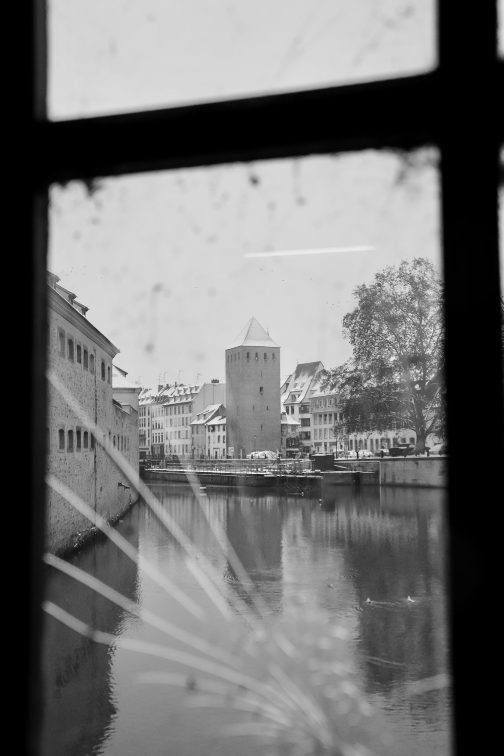 Foto en escala de grises de un río en la ciudad