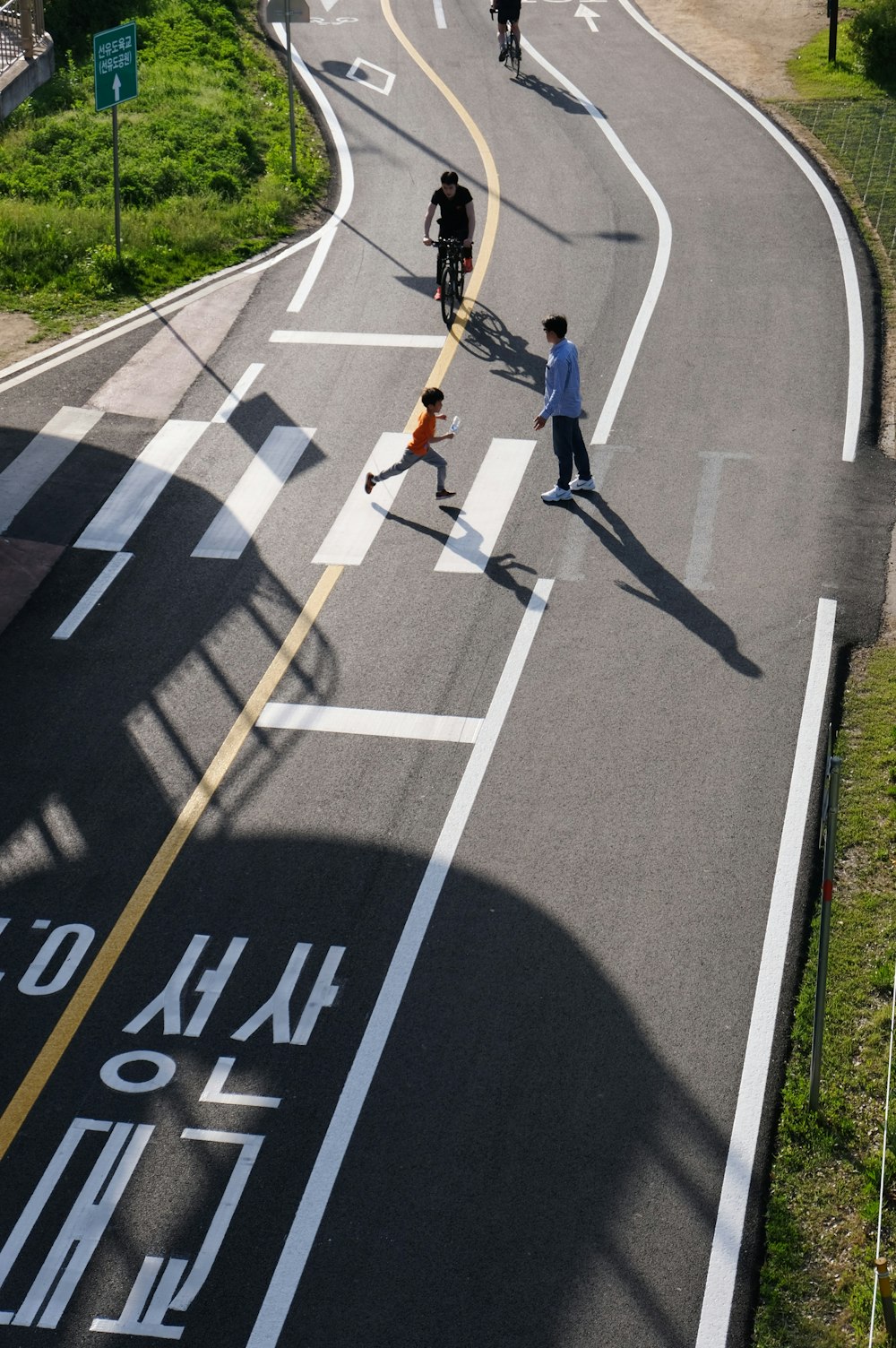 昼間は2名で道路を歩く