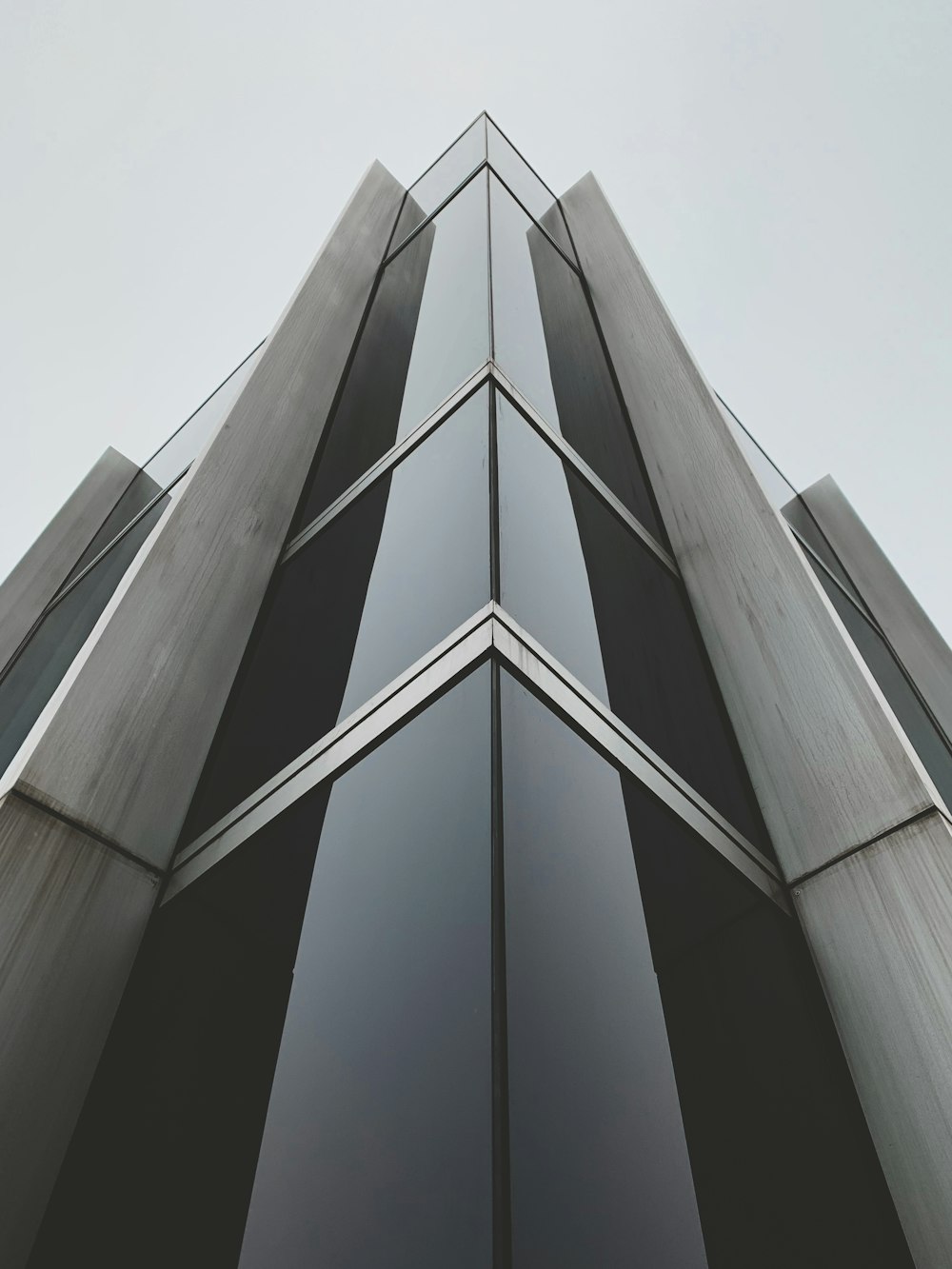 bâtiment en béton gris pendant la journée