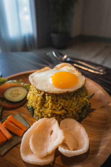burger with sunny side up egg on brown wooden plate