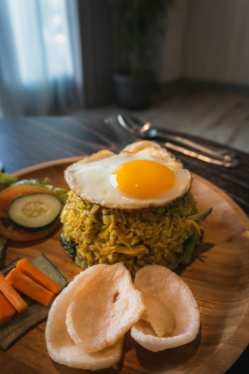 Hamburguesa con huevo soleado en plato de madera marrón