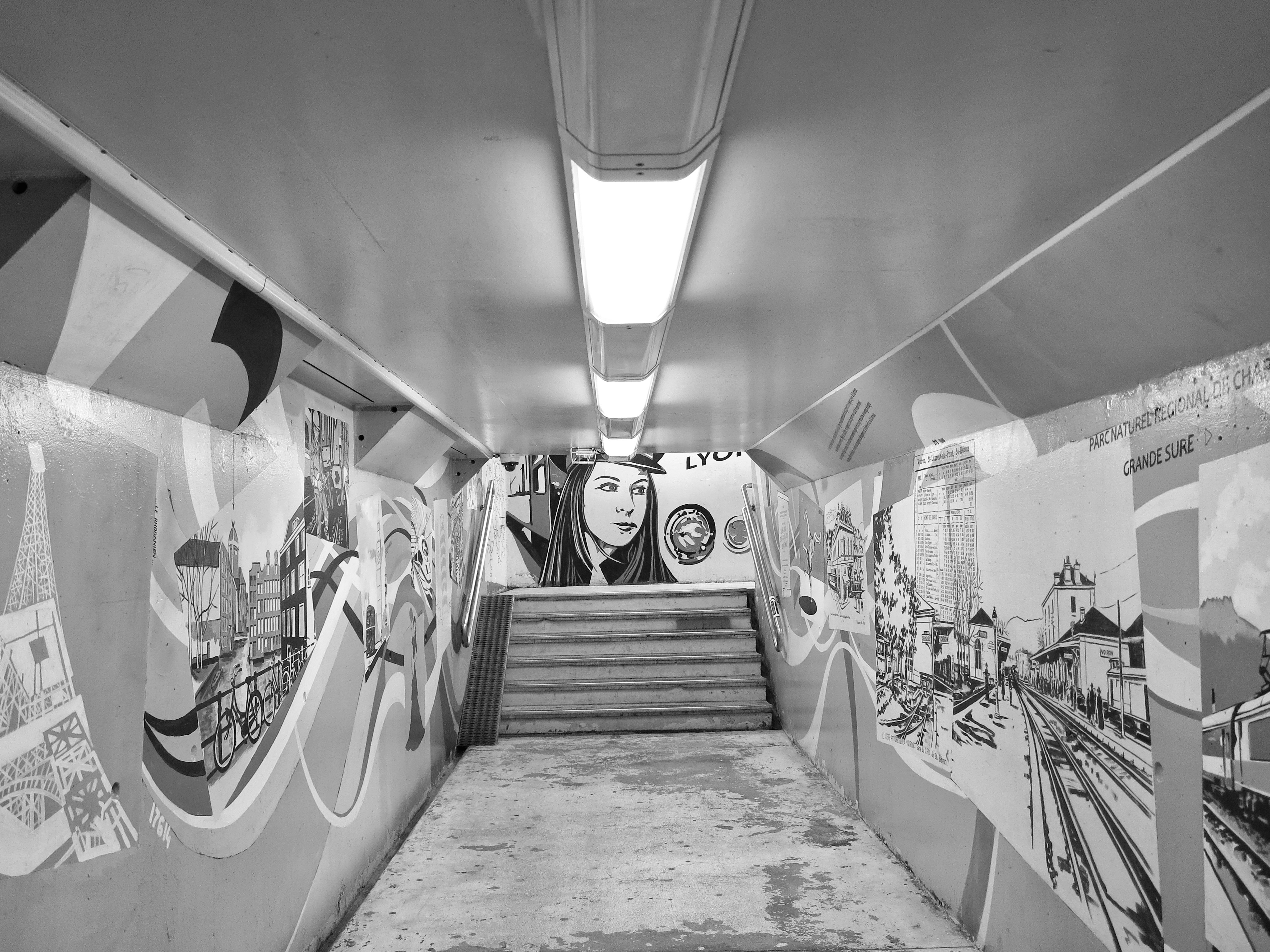 階段のグレースケール写真