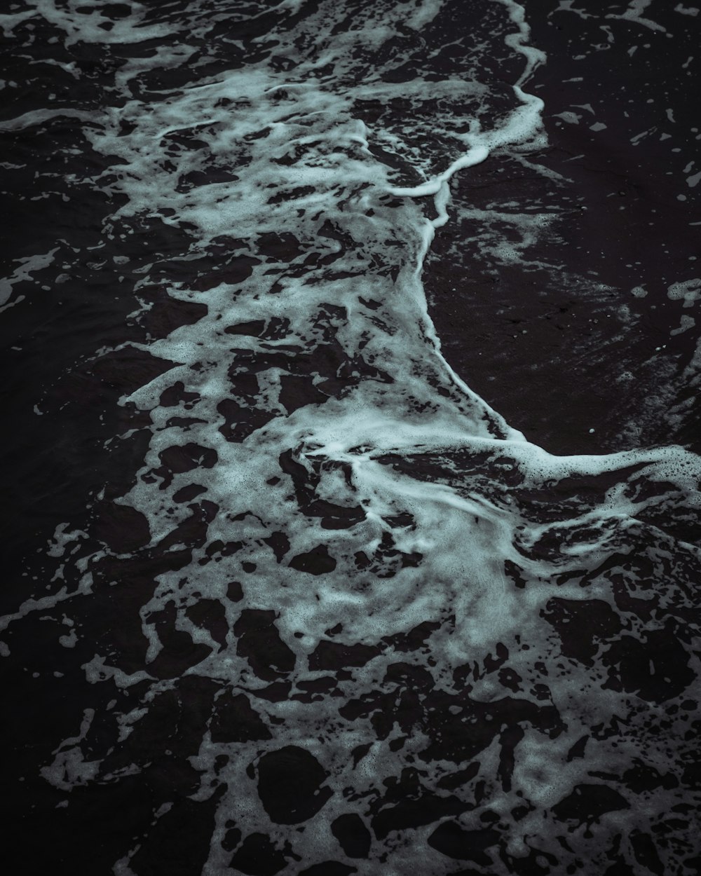 黒と白の水の波