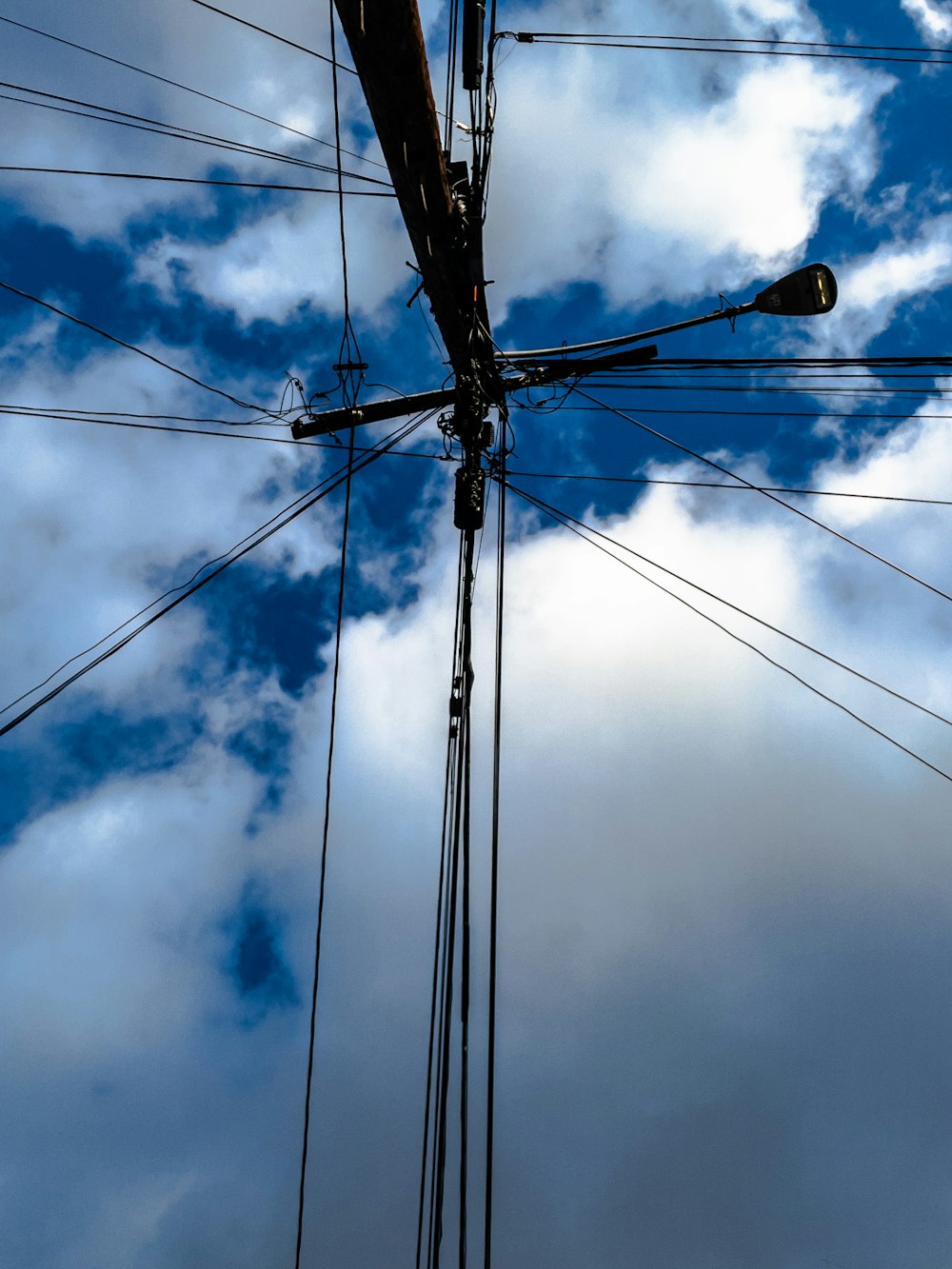 poste elétrico preto sob nuvens brancas