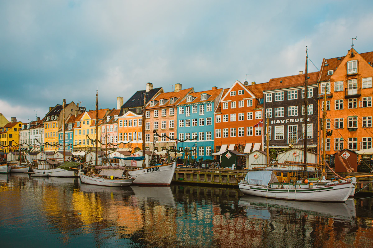 Sejlbåde og byhuse ved havnen