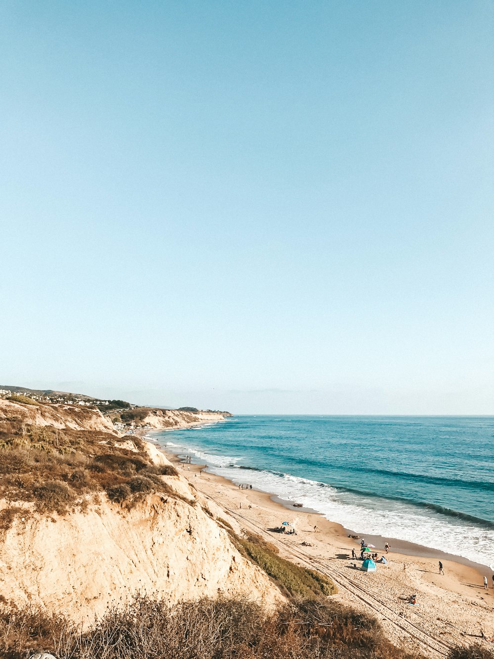 Gente en la playa durante el día