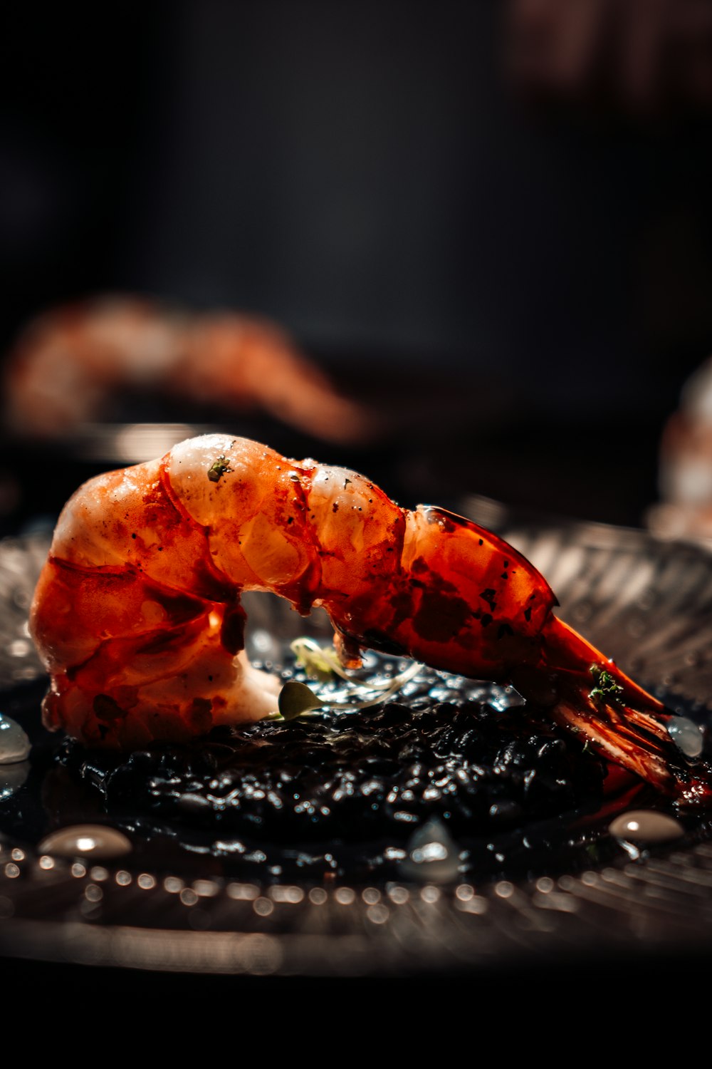 Crevettes cuites sur assiette ronde noire