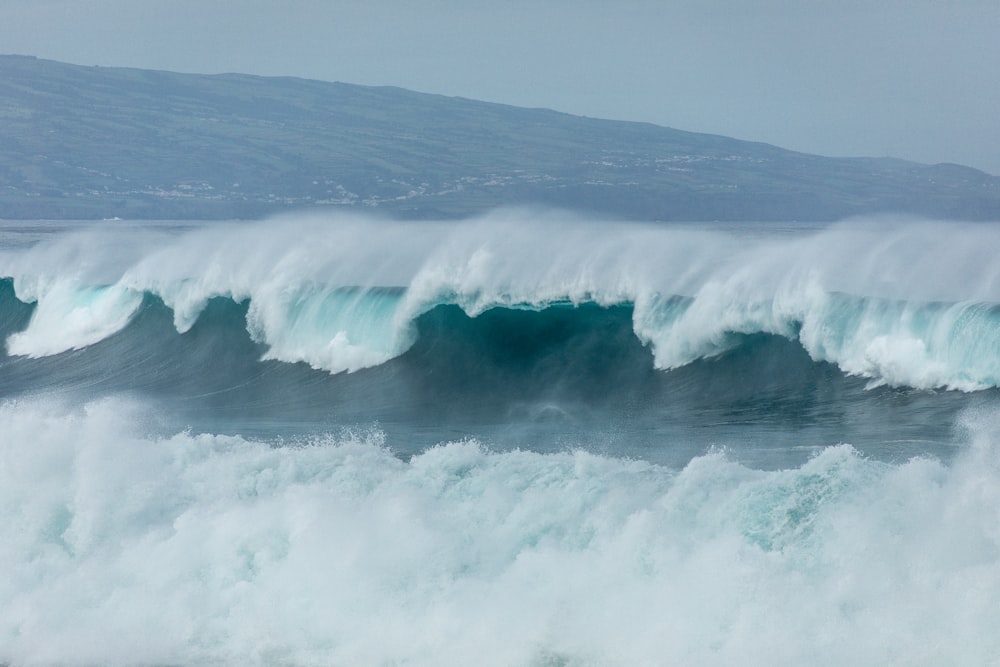 olas del mar rompiendo en la costa