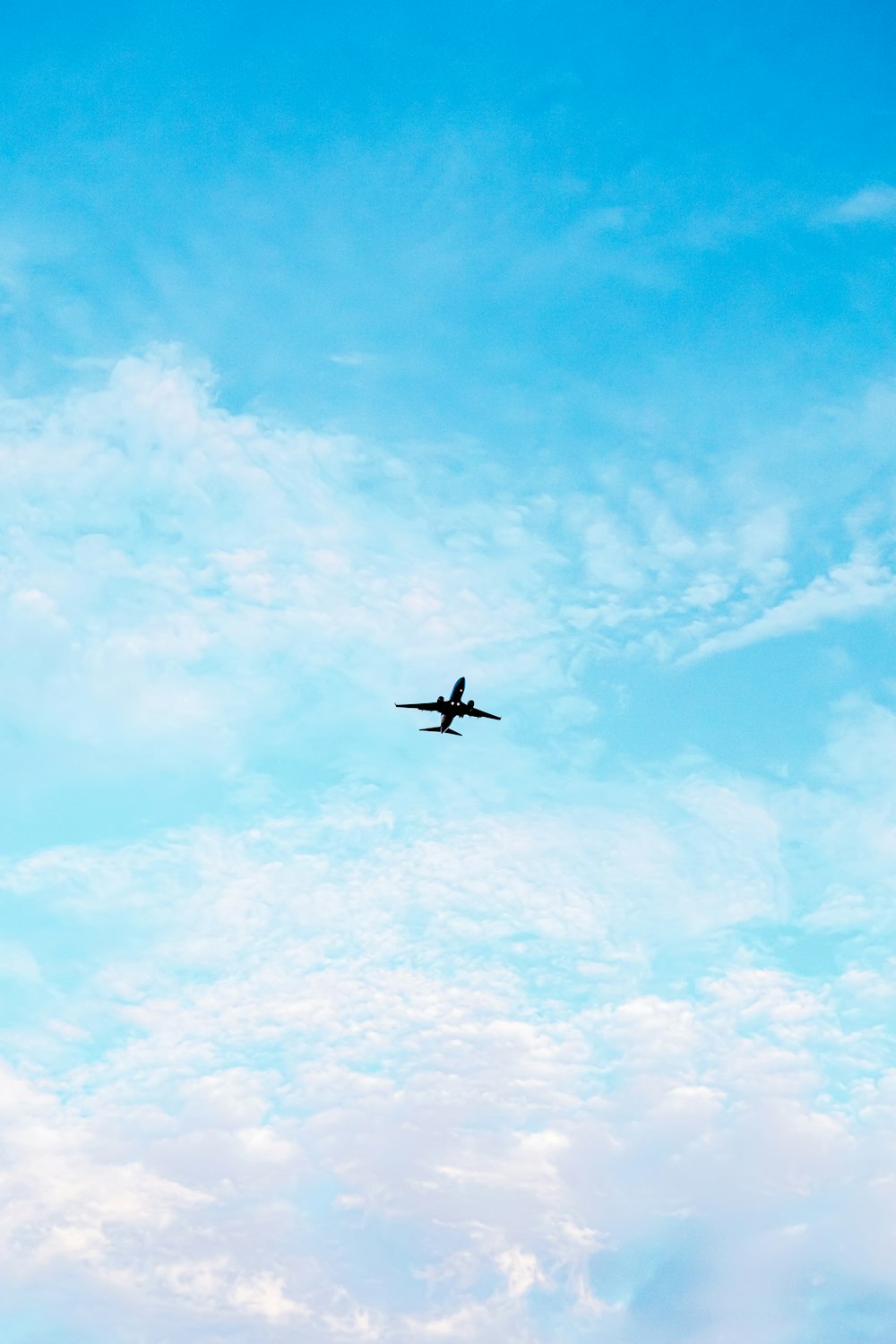 昼間に空を飛んでいる飛行機の写真 Unsplashの無料青い写真