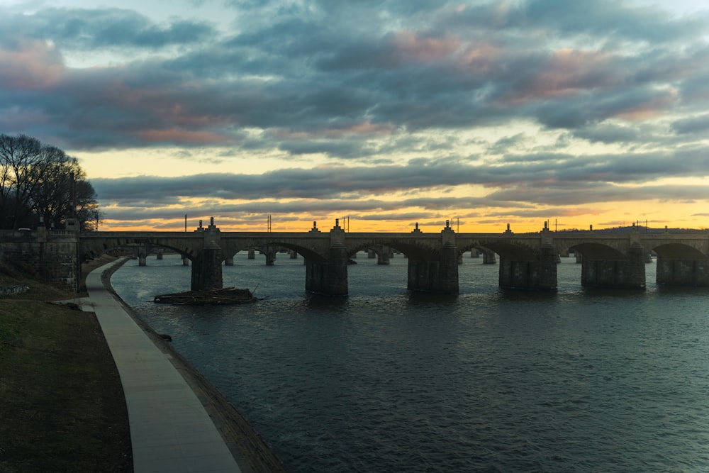 Puente sobre el agua durante la puesta de sol