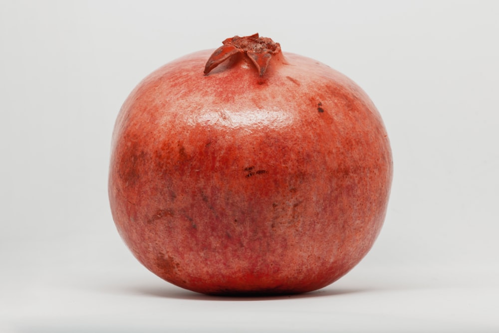 흰색 표면에 빨간 사과 과일