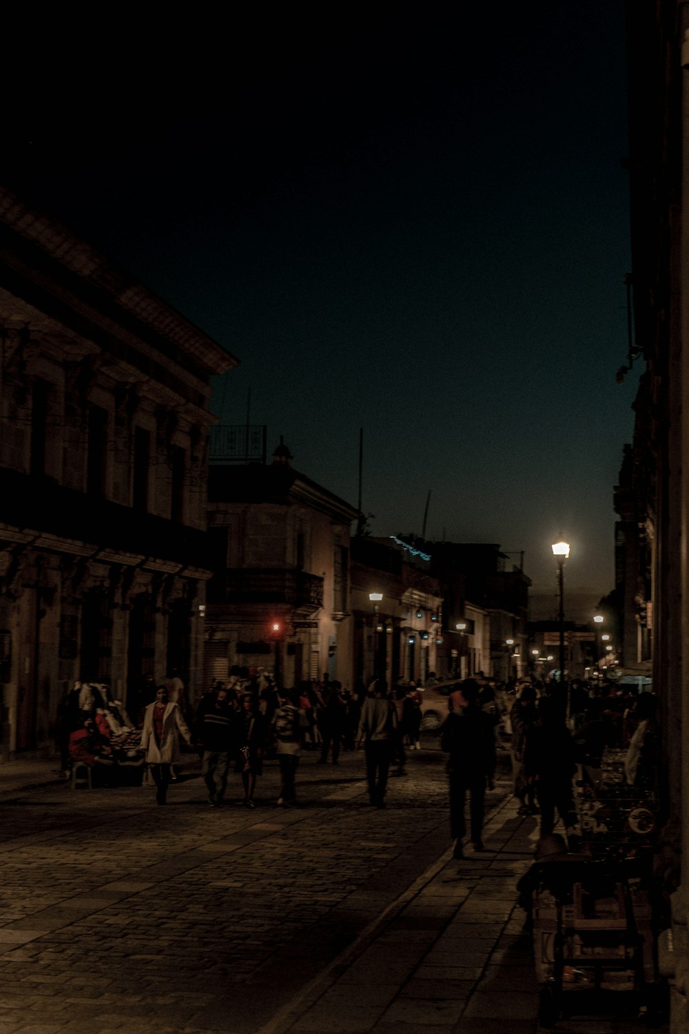 Personas que caminan por la calle durante la noche