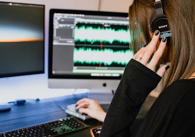 Mujer usando programa de audio