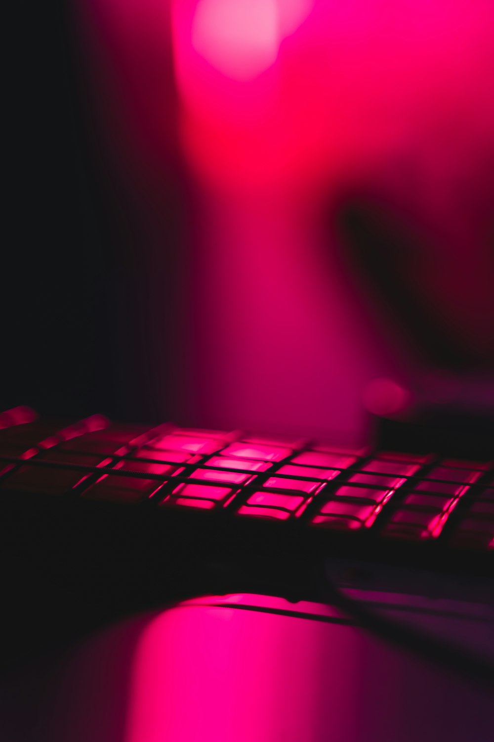 ピンクのテキスタイルに黒いコンピューターキーボード