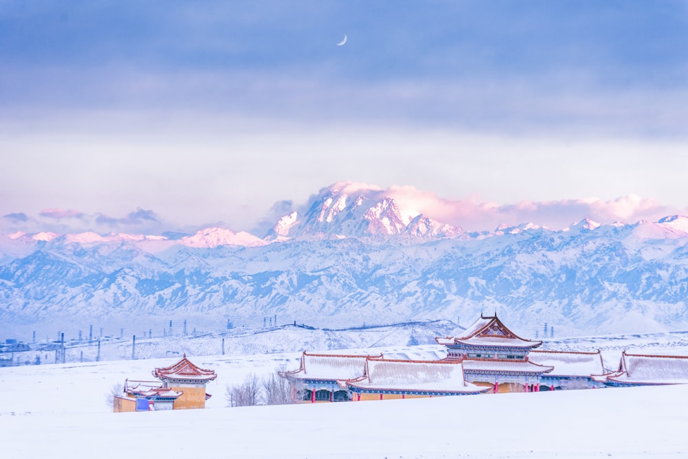 昼間は雪山近くの雪地に茶色い木造住宅