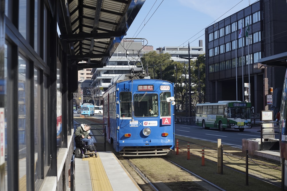 tram blu e bianco su strada durante il giorno