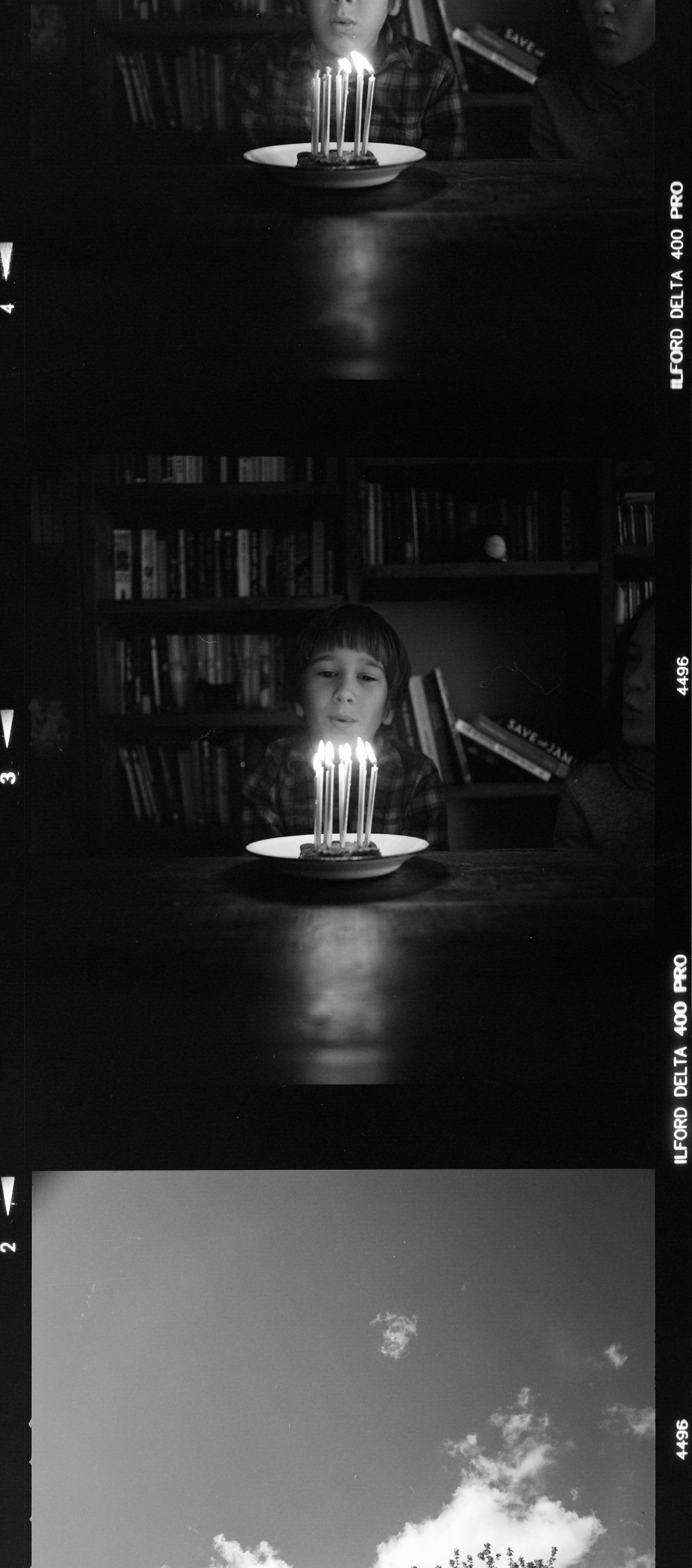 Photo en niveaux de gris d’une fille assise sur une chaise photo Photo Photographie argentique