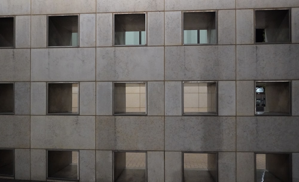 edifício de concreto cinza durante o dia