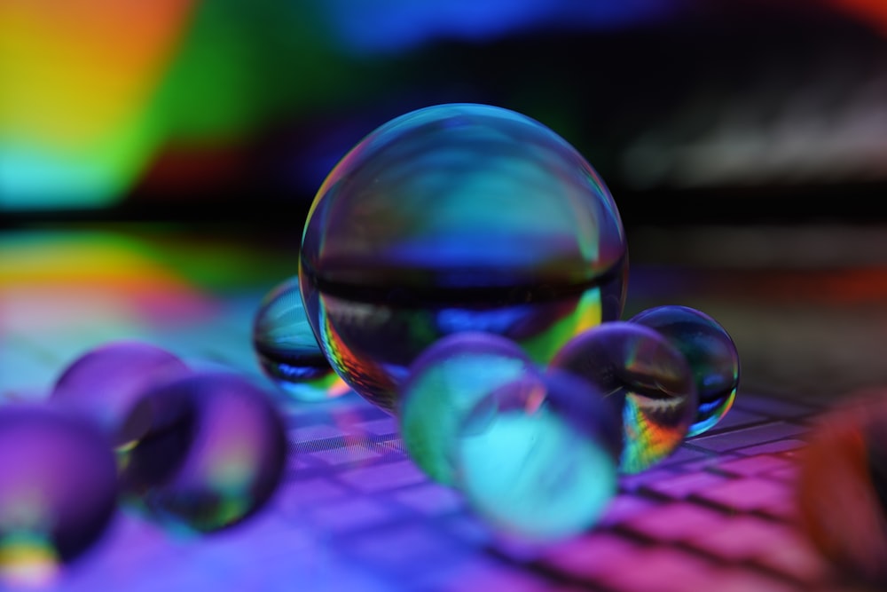 Boule de verre transparent sur textile violet