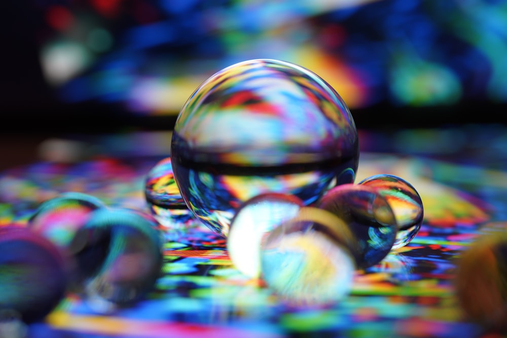 bola de cristal transparente sobre textil azul y blanco