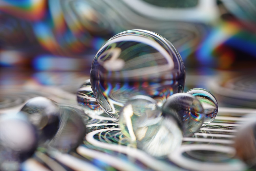 bola de cristal transparente sobre textiles blancos y azules