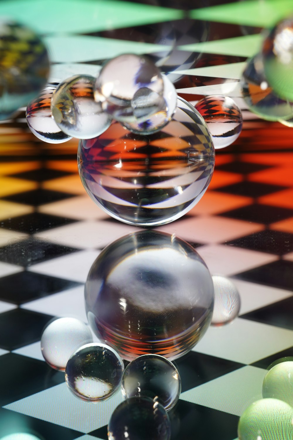 bola de vidrio transparente sobre mesa de rayas blancas y negras
