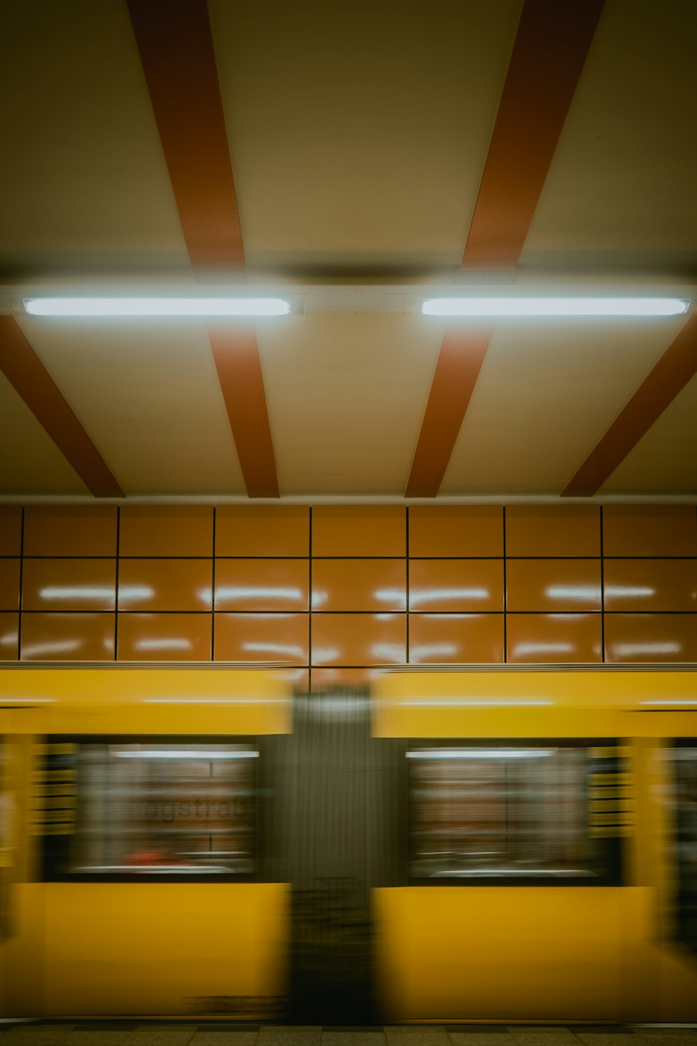 estação de trem amarela e branca