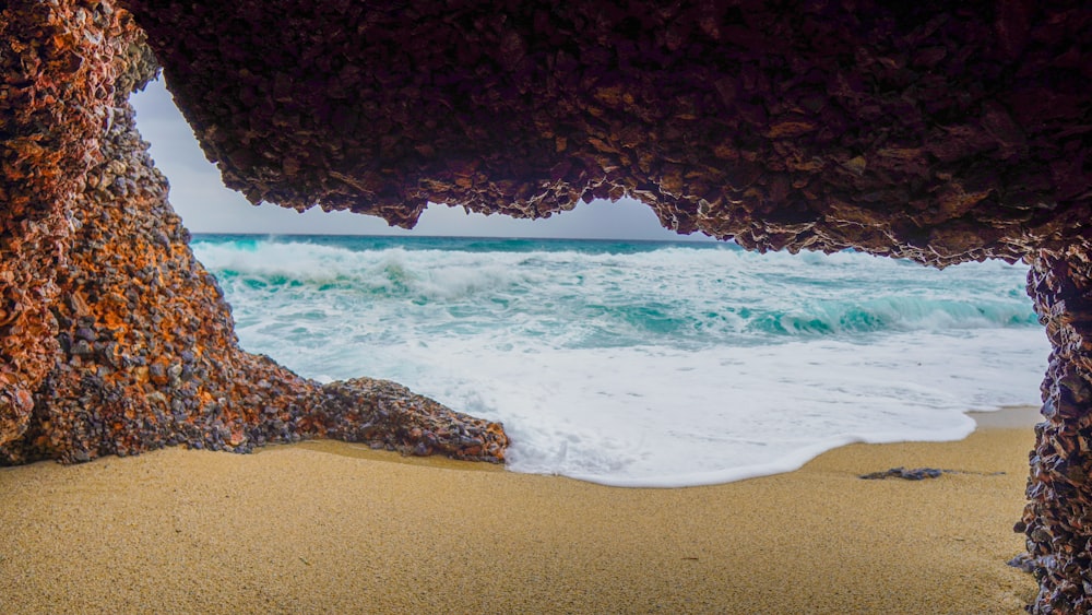 formação rochosa marrom na costa do mar durante o dia