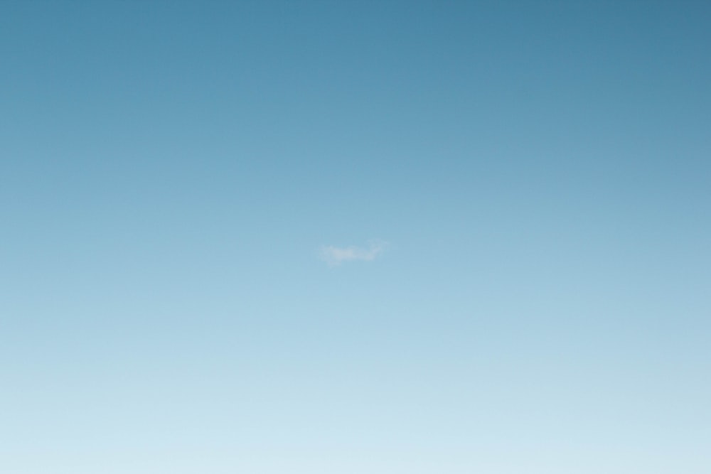 cielo azul y nubes blancas