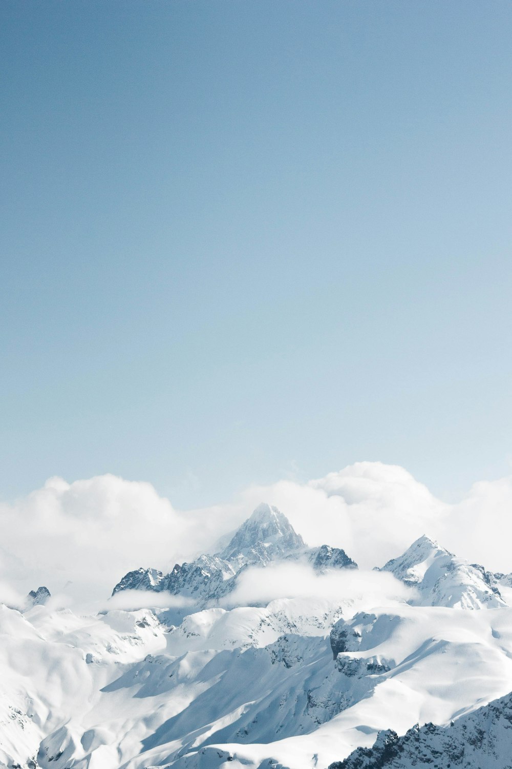 Schneebedeckter Berg unter blauem Himmel tagsüber
