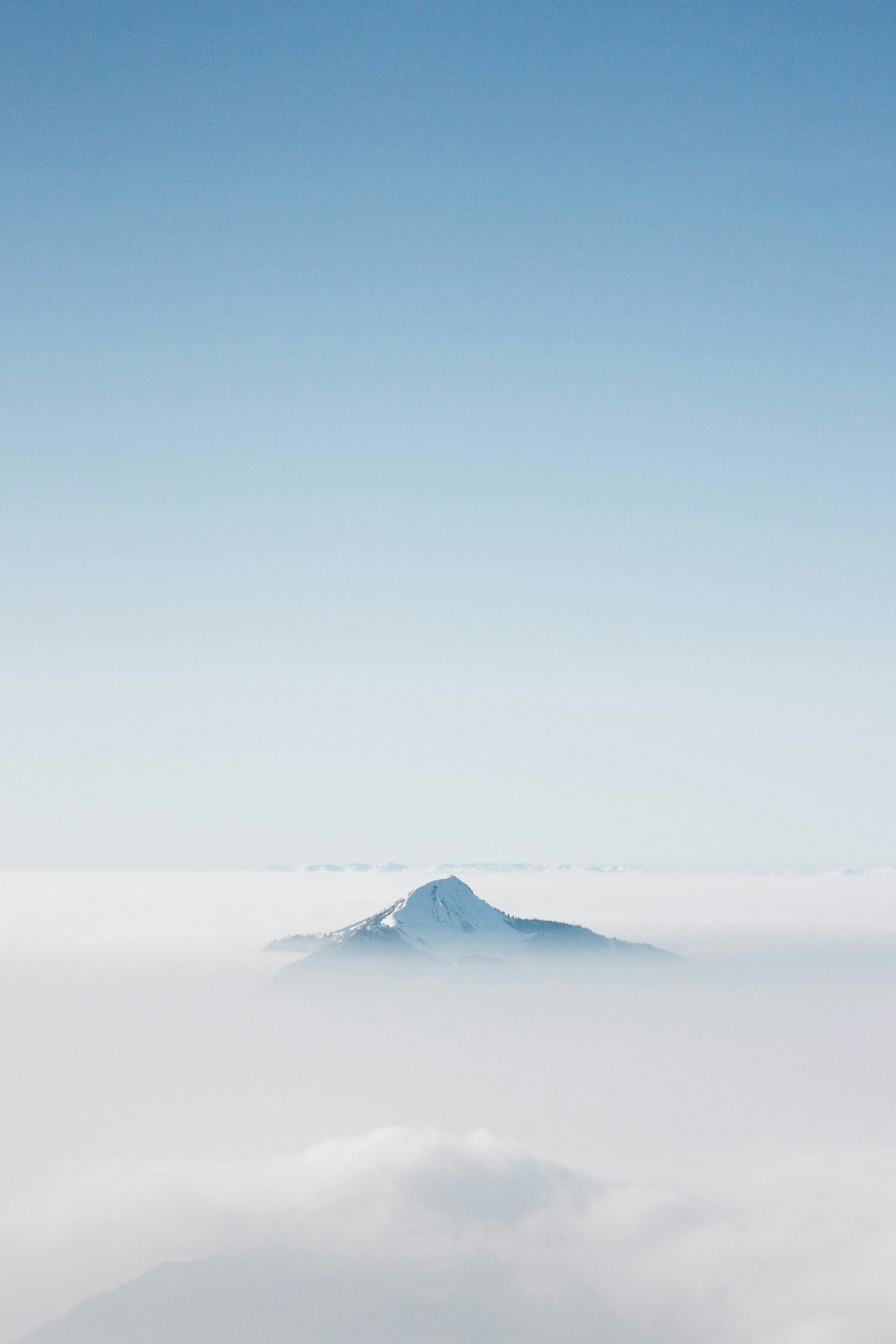 montanha coberta de neve sob o céu azul durante o dia