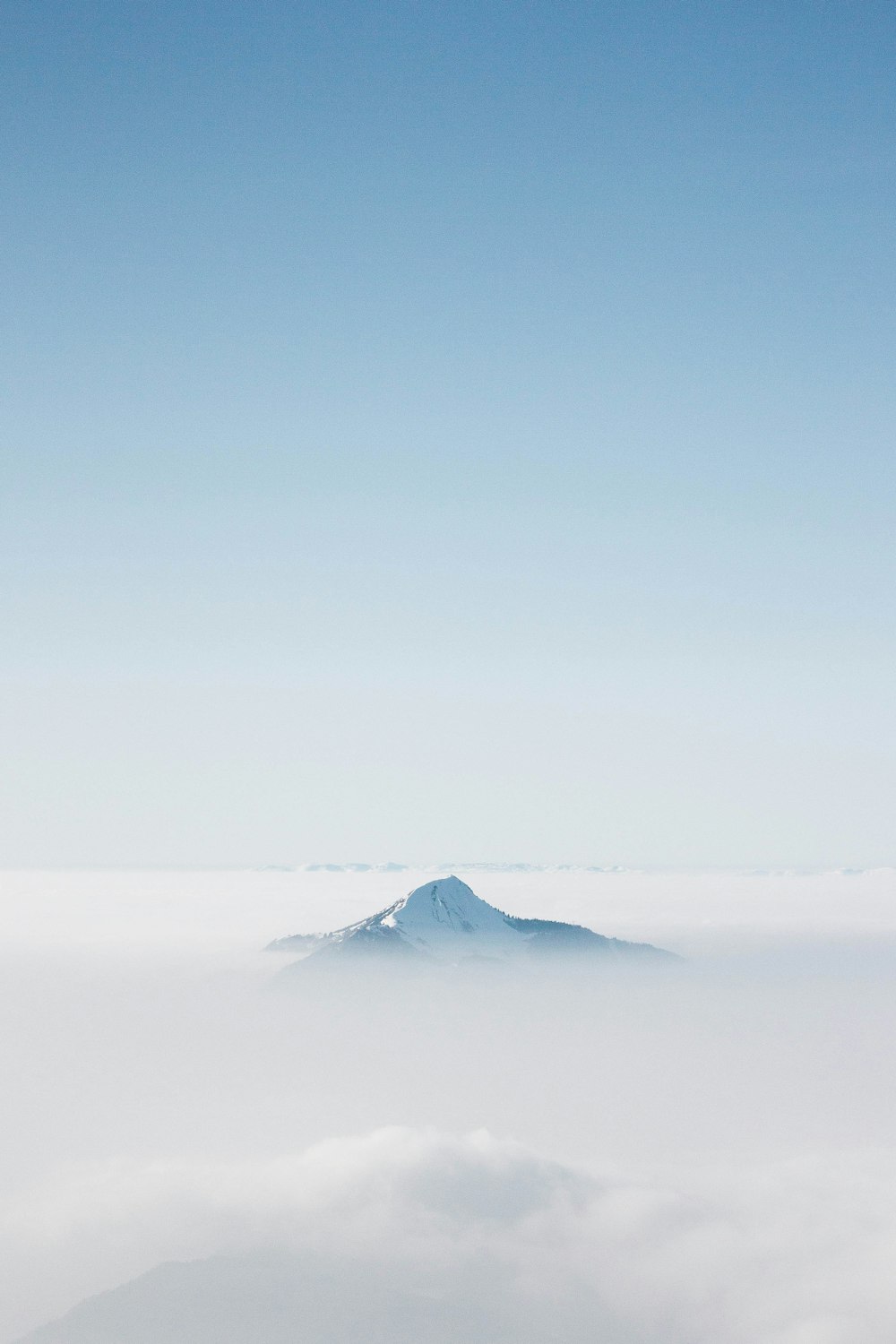 montagne enneigée sous ciel bleu pendant la journée