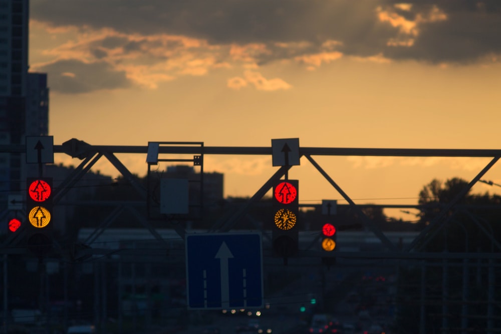 Ampelschild auf grauer Betonstraße