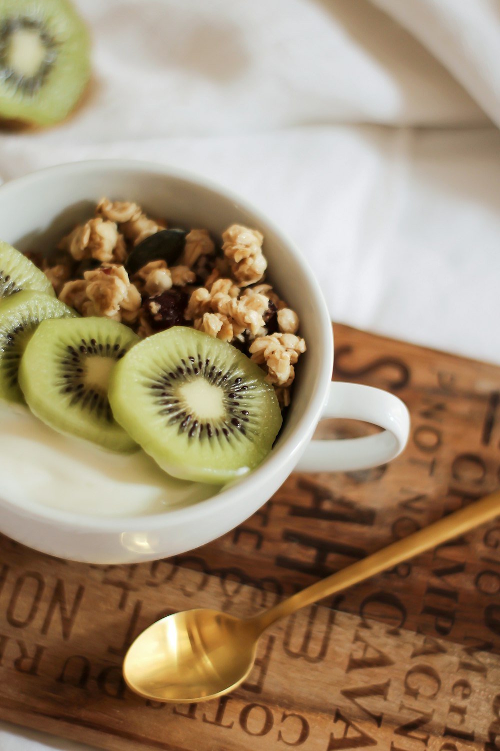 sliced kiwi fruit in white ceramic bowl