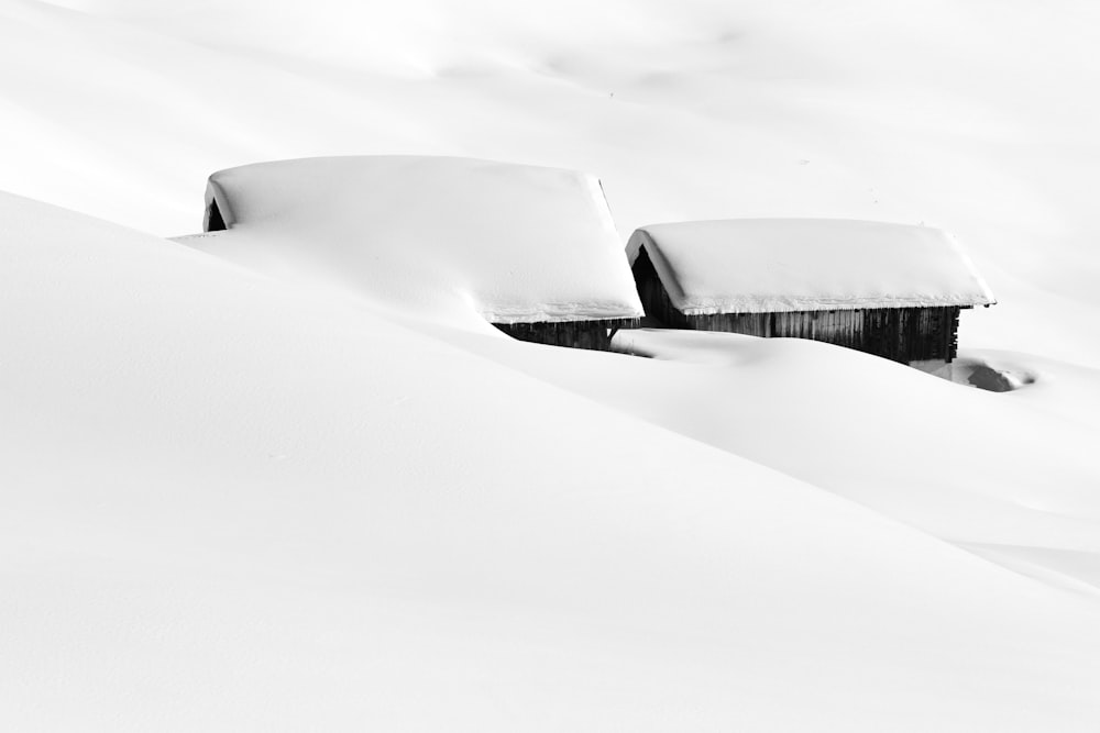 Une photo en noir et blanc d’une colline enneigée