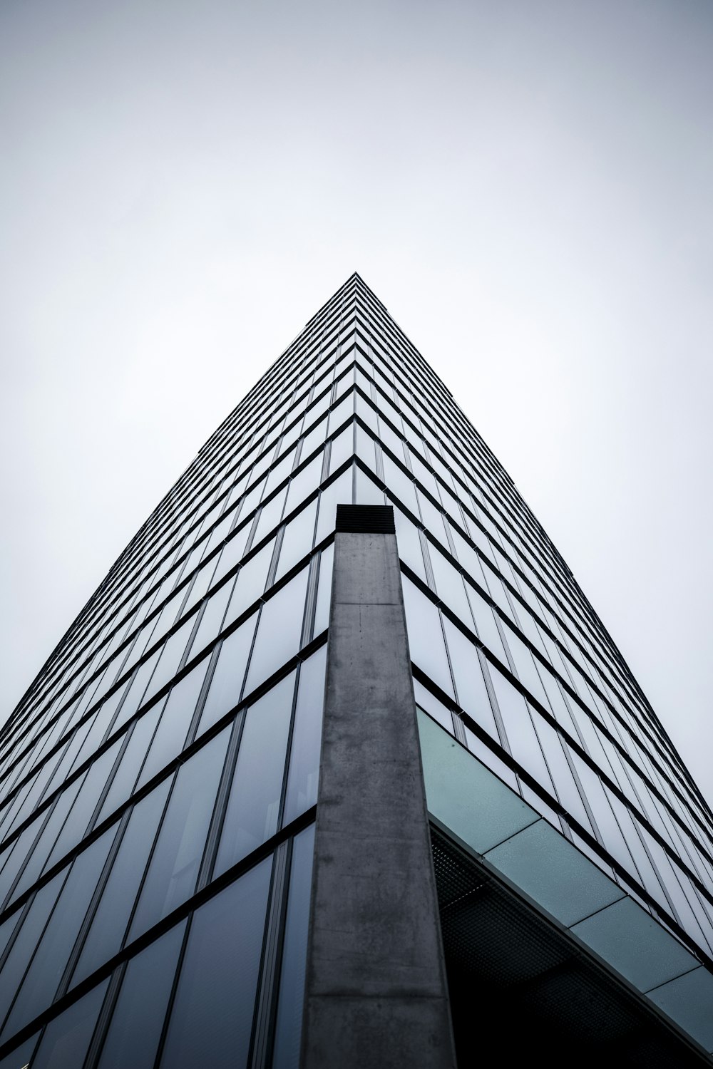 fotografia de baixo ângulo do edifício de concreto cinza