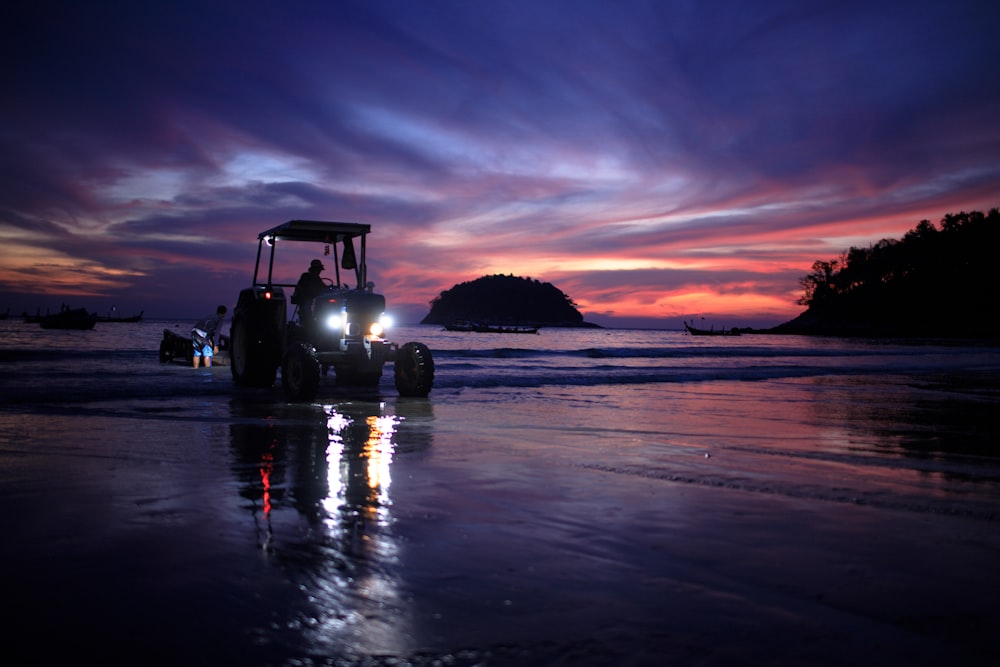 silhouette de camion sur l’eau pendant le coucher du soleil