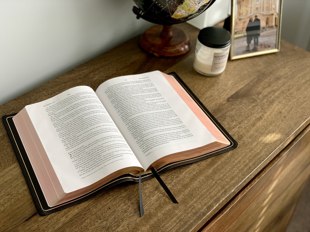 Page de livre blanc sur table en bois marron